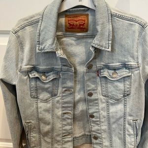 Levi’s light wash jean jacket